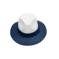 Мъжка шапка в бяло и синьо със синя лента