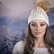 Бяла дамска зимна шапка естествен пух звездички
