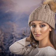 Дамска зимна шапка плетена в светлокафяво Дамска зимна шапка плетена в светлокафяво