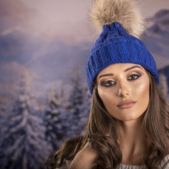 Дамска зимна шапка плетена в синьо Дамска зимна шапка плетена в синьо