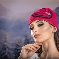 Дамска зимна шапка с емотикон в червено Дамска зимна шапка с емотикон в червено