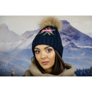 Тъмносиня дамска зимна шапка с естествен пух и цвете