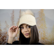 Плетена дамска шапка с козирка и помпон в екрю