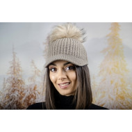 Плетена дамска шапка с козирка и помпон в светлокафяво