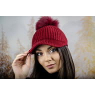Плетена дамска шапка с козирка и помпон в бордо