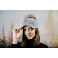 Плетена дамска шапка с козирка и бежов помпон в сиво