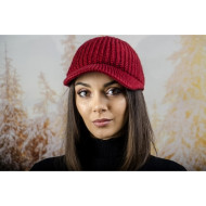 Плетена дамска шапка с козирка в бордо Плетена дамска шапка с козирка в бордо
