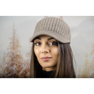 Плетена дамска шапка с козирка в светлокафяво Плетена дамска шапка с козирка в светлокафяво