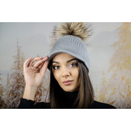 Плетена дамска шапка с помпон и козирка в светлосиво Плетена дамска шапка с помпон и козирка в светлосиво