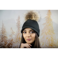 Плетена дамска шапка с помпон и козирка в тъмносиво Плетена дамска шапка с помпон и козирка в тъмносиво
