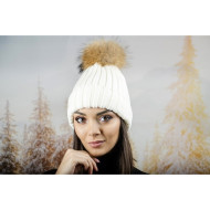 Дебела дамска плетена шапка в бяло