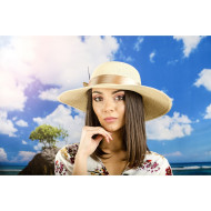 Дамска капела с панделка и пера в тъмнобежово