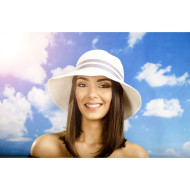 Дамска лятна капела с малка периферия в бяло Дамска лятна капела с малка периферия в бяло