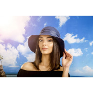 Дамска лятна капела с малка периферия в синьо