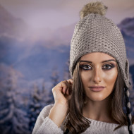 Дамска зимна шапка с дълги връзки в тъмнобежово Дамска зимна шапка с дълги връзки в тъмнобежово