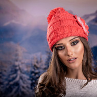 Дамска зимна плетена шапка с цвете Дамска зимна плетена шапка с цвете