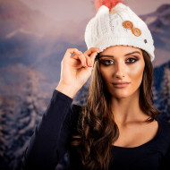 Дамска зимна плетена шапка с копчета Дамска зимна плетена шапка с копчета