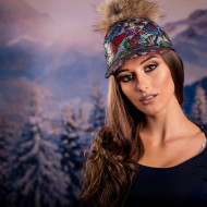 Дамска шапка с козирка и помпон от енот