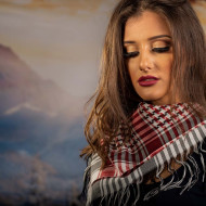 Дамски шал в червено, бяло и черно