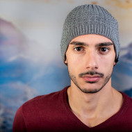 Сива мъжка шапка