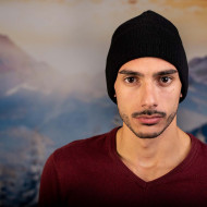 Черна мъжка шапка