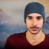 Синя мъжка шапка