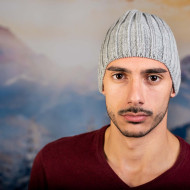 Сива мъжка шапка