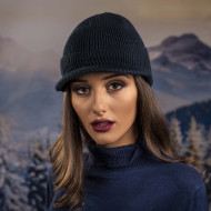 Дамска зимна шапка с козирка в тъмносиньо