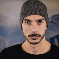 Сива мъжка шапка