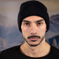 Черна мъжка шапка