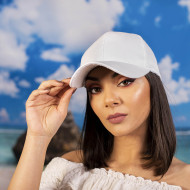 Бяла шапка с козирка 