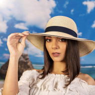 Бежова капела с тъмносиня пандела