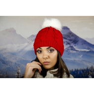 Дамска плетена шапка в червено